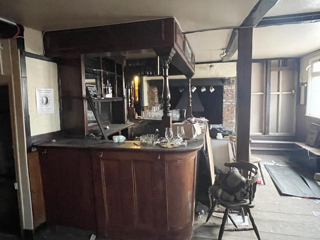 Lot: 127 - PROMINENT PUBLIC HOUSE WITH POTENTIAL CLOSE TO TOWN CENTRE - view of front bar in town centre pub